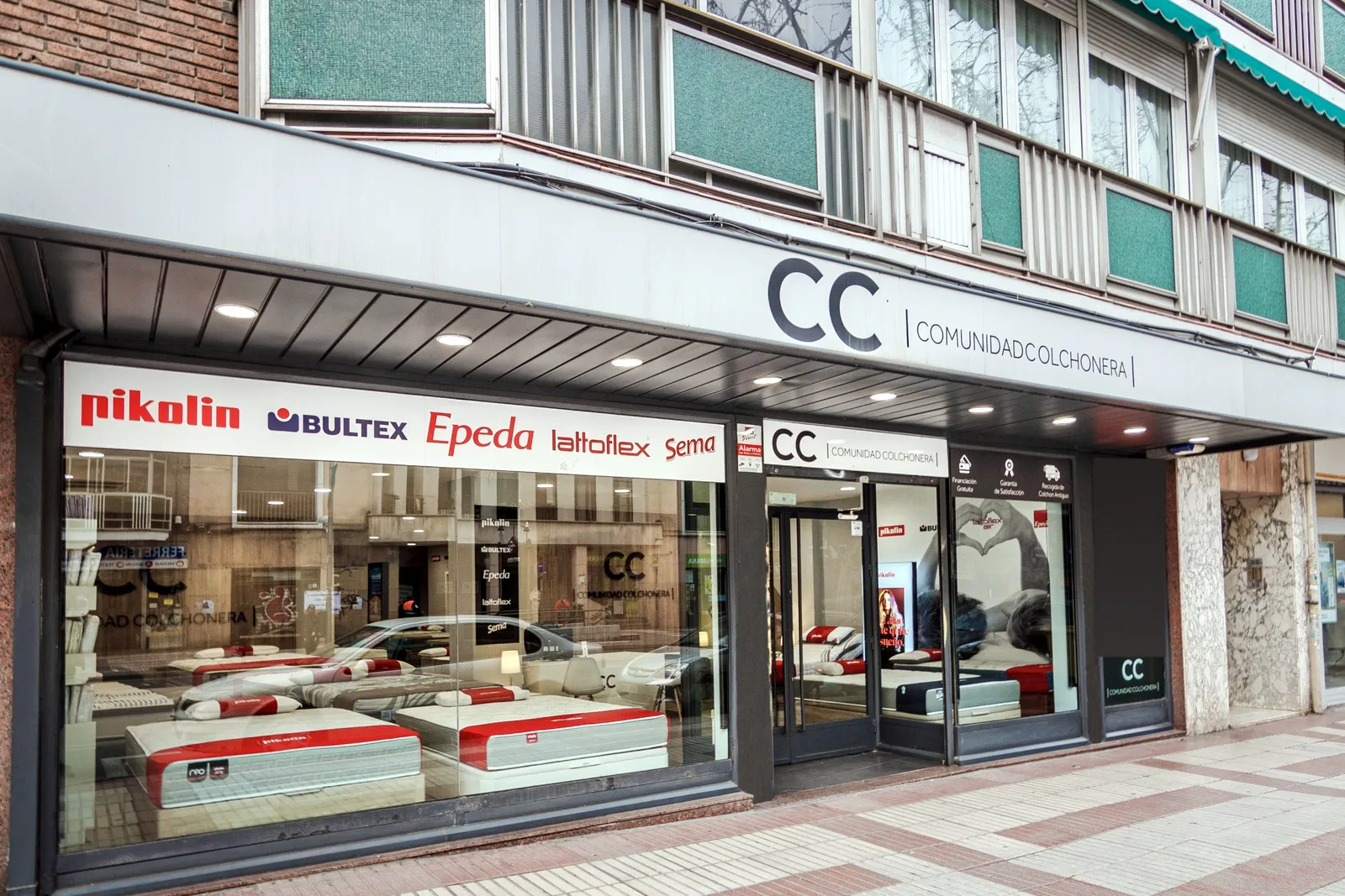 Fachada de la tienda Comunidad Colchonera en la calle Alcalá, 437, con los escaparates de colchones de Pikolin, Bultex, Epeda, Lattoflex y Sema