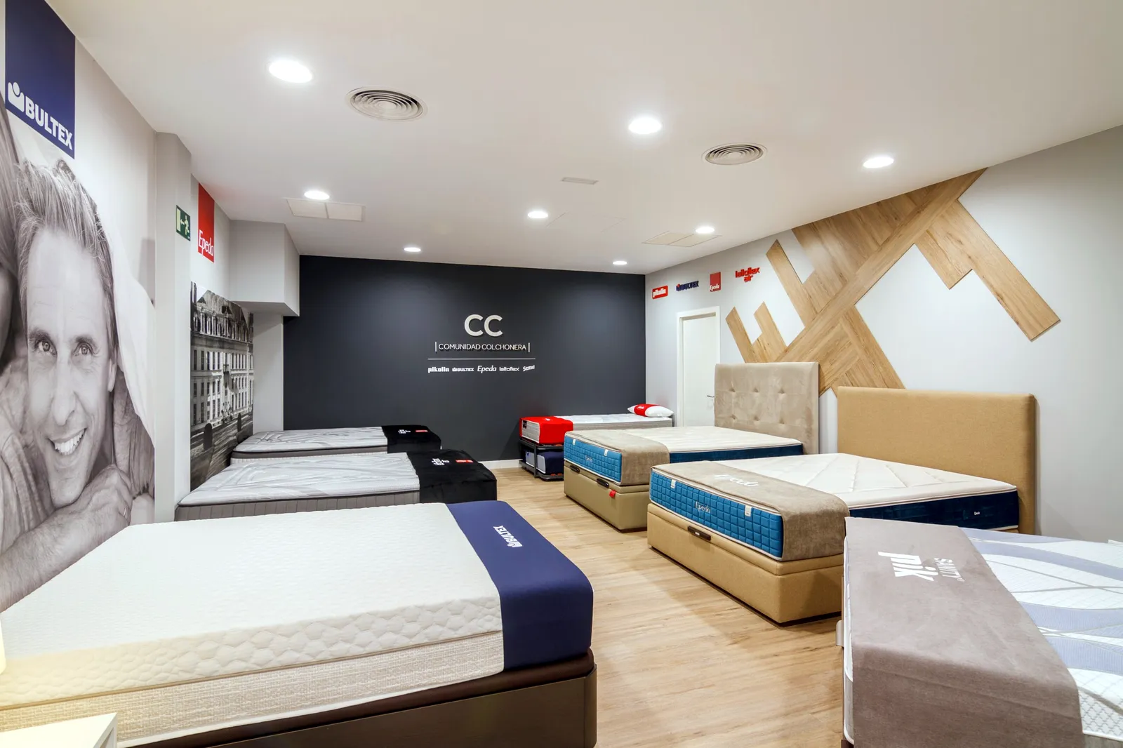 Espacio de marcas Bultex y Epeda, con colchones y canapés abatibles, en la tienda Comunidad Colchonera de la calle Alcalá, Madrid