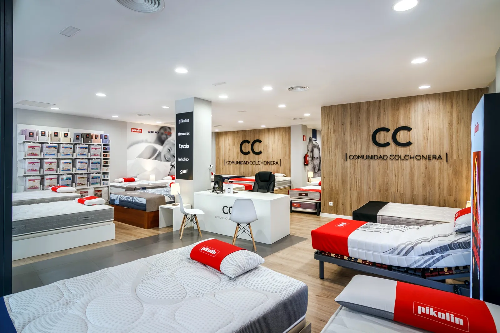 Zona de venta con mostrador, estantería de protectores y colchones Pikolin en la tienda Comunidad Colchonera de la calle Alcalá, Madrid