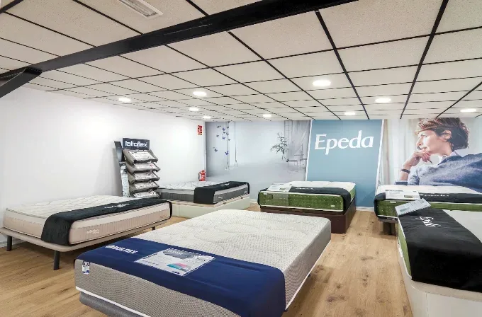 Espacio de Lattoflex y Epeda con colchones y canapés en la tienda Comunidad Colchonera de Arganda del Rey