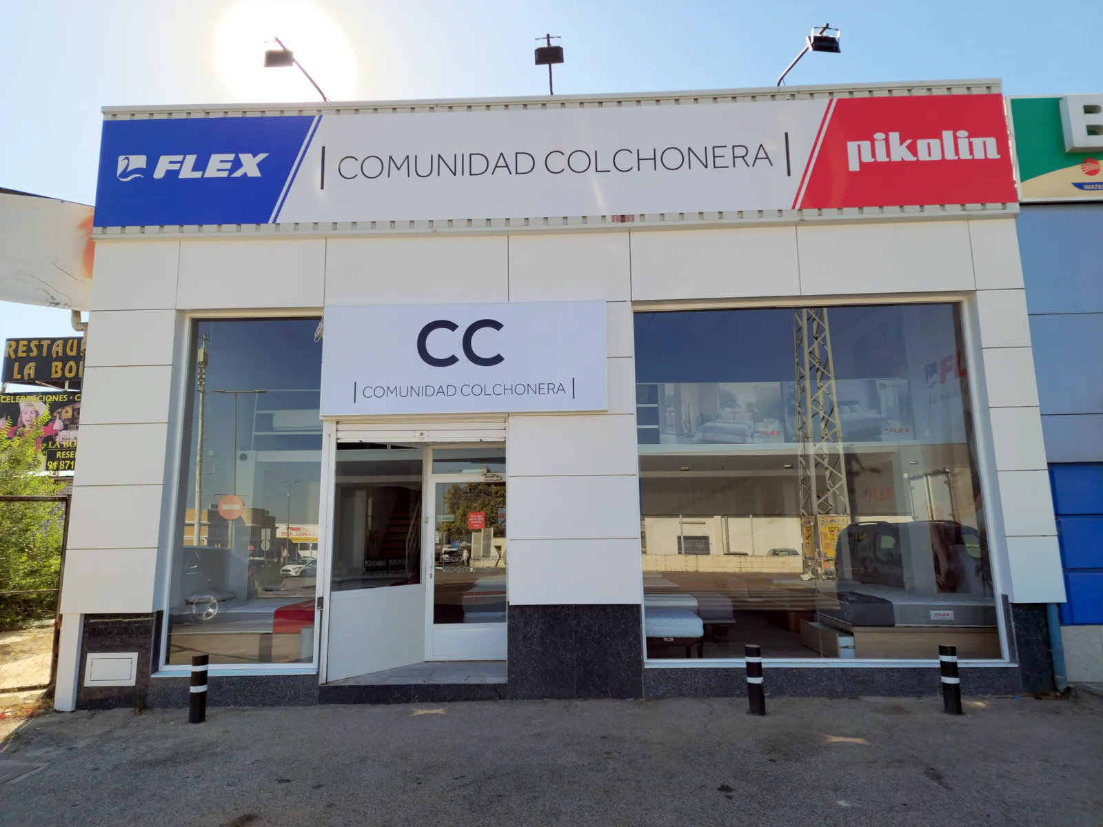 Fachada de la tienda Comunidad Colchonera de Arganda del Rey con los rótulos de Flex y Pikolin
