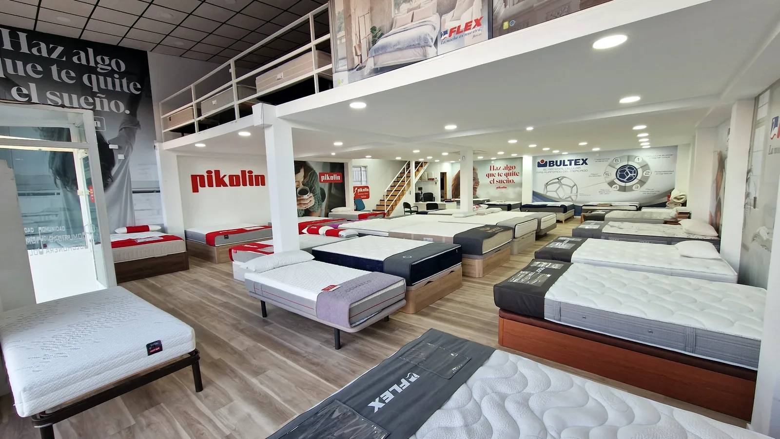 Interior de la tienda de Arganda del Rey con espacios de Pikolin y Flex y colchones y canapés expuestos