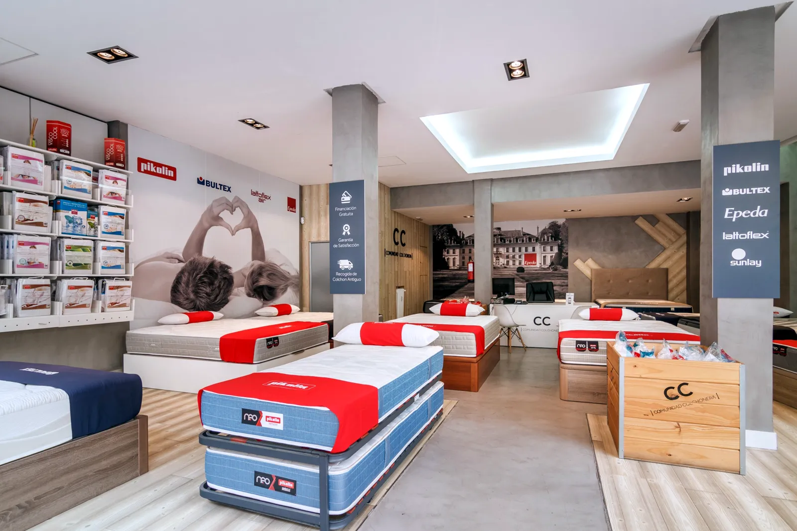 Exposición de colchones y canapés de Pikolin, Bultex, Lattoflex y Epeda en la tienda Comunidad Colchonera de la calle Cartagena, en Madrid