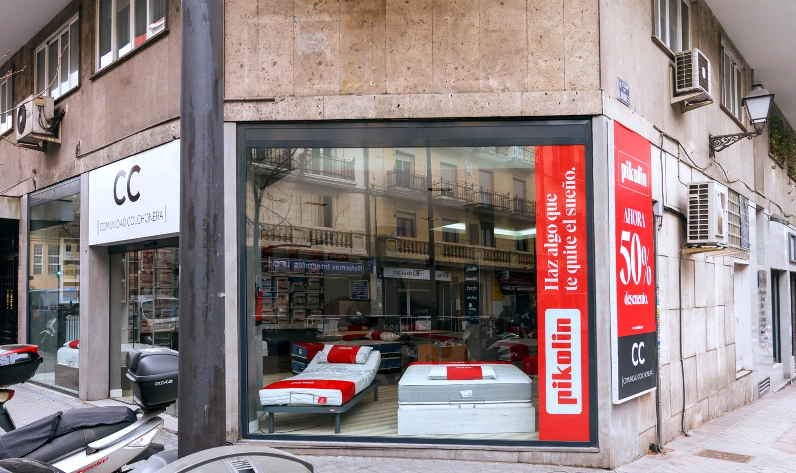 Fachada de la tienda Comunidad Colchonera de la calle Cartagena, esquina con la calle de Londres, con el rótulo de Pikolin