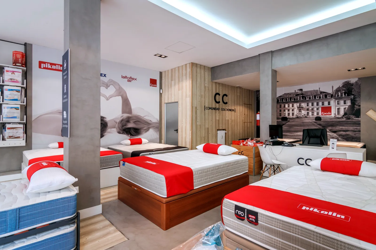 Colchones y canapés Pikolin con cabeceros y almohadas en el interior de la tienda Comunidad Colchonera de Cartagena