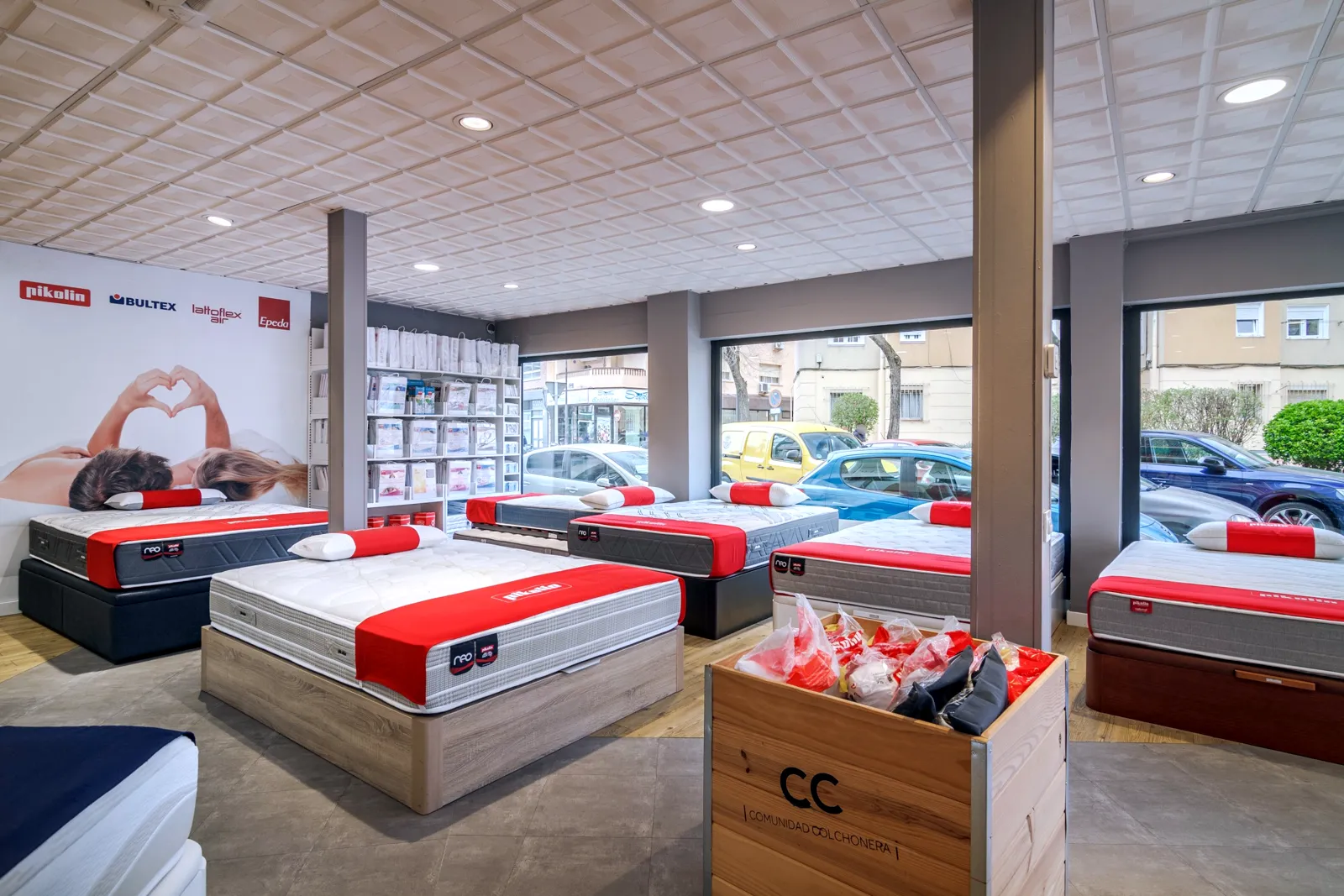Colchones y canapés Pikolin junto a la estantería de protectores en la tienda Comunidad Colchonera de Getafe