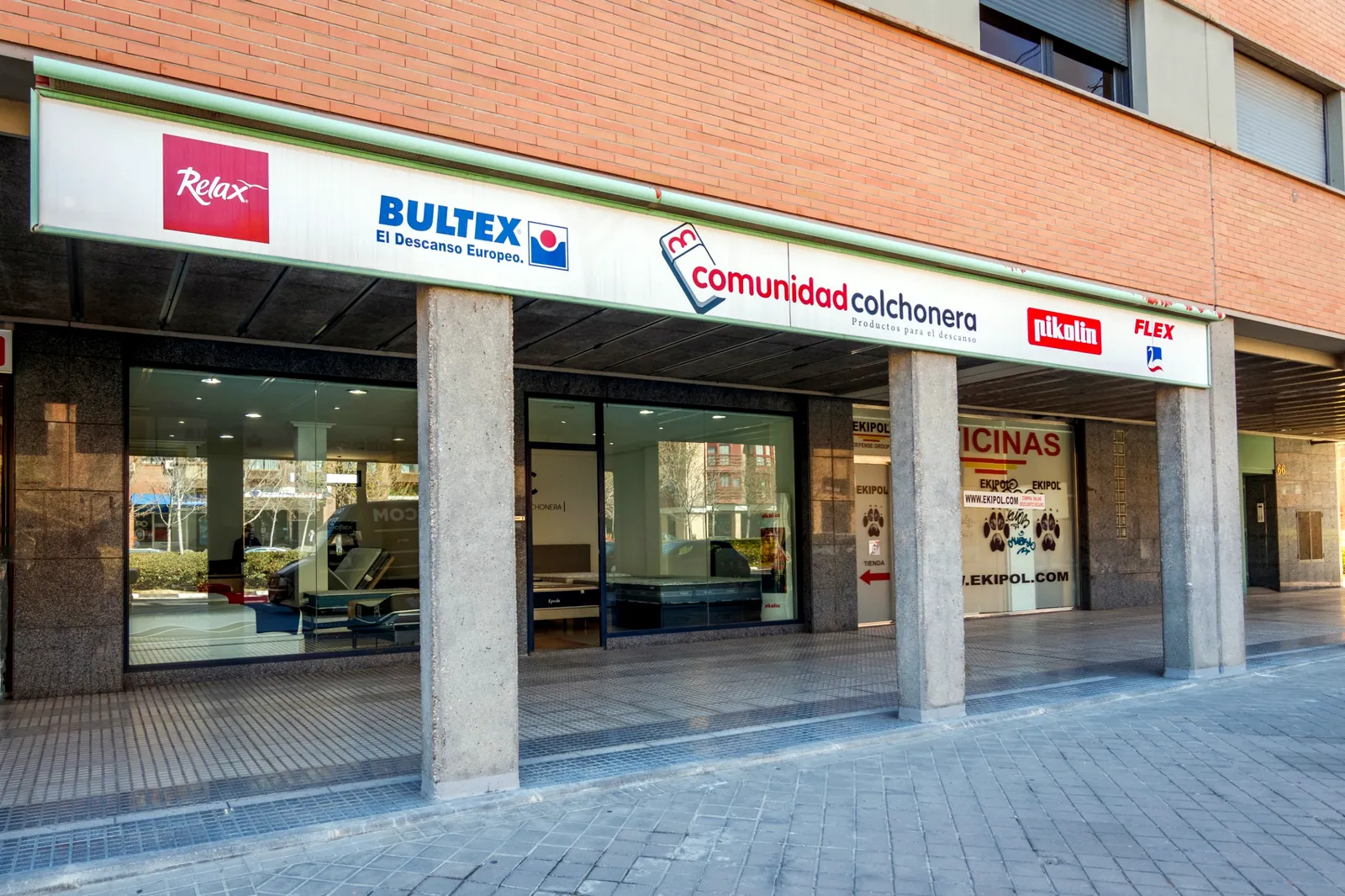 Fachada de la tienda Comunidad Colchonera de Hortaleza, en la Gran Vía de Hortaleza, con los rótulos de Relax, Bultex, Pikolin y Flex