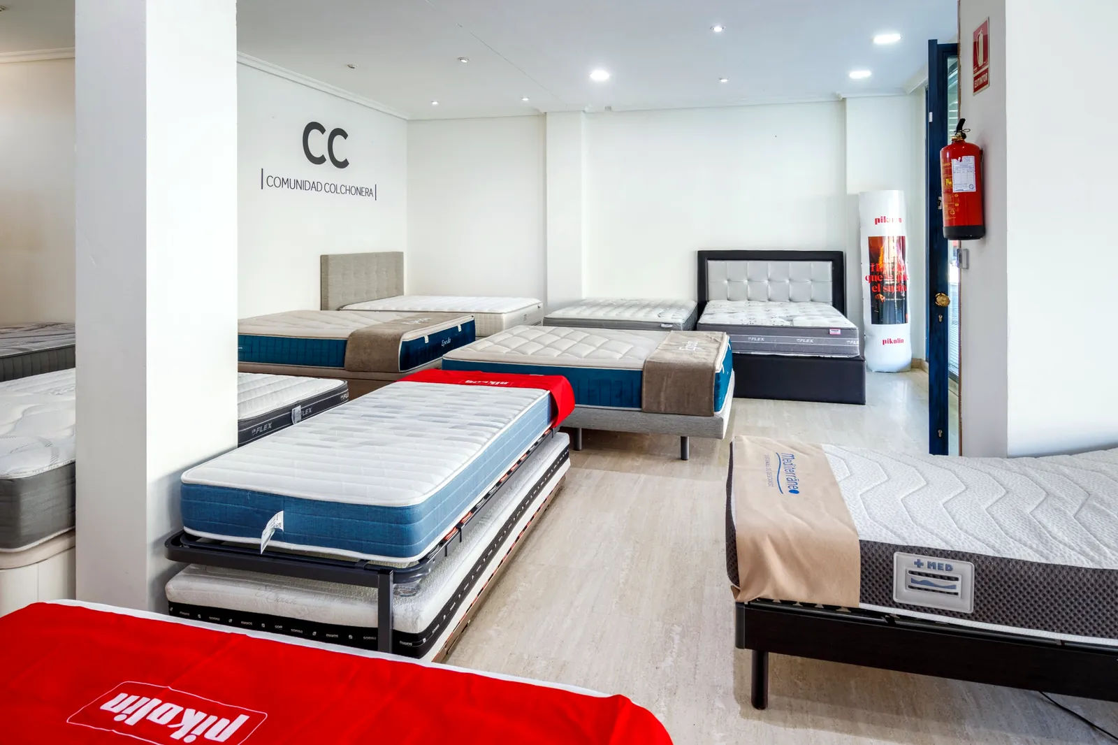 Colchones, canapés y cabeceros de Pikolin y Flex en el interior de la tienda Comunidad Colchonera de Hortaleza