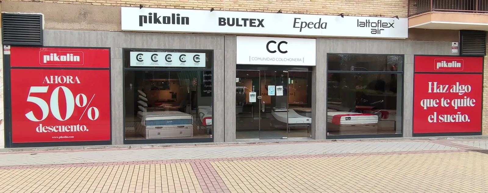Fachada de la tienda Comunidad Colchonera de Las Rosas, en la Avenida de Canillejas a Vicálvaro, con el rótulo de las marcas Pikolin, Bultex, Epeda y Lattoflex