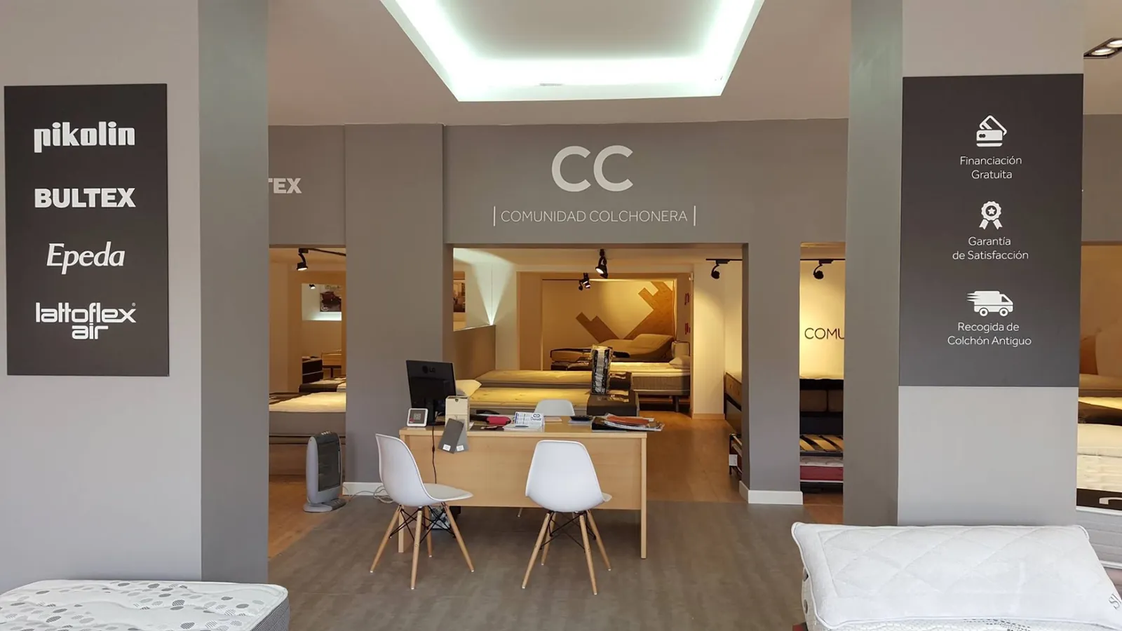 Mostrador de atención y exposición de colchones Pikolin y Lattoflex en la tienda Comunidad Colchonera de Las Rosas