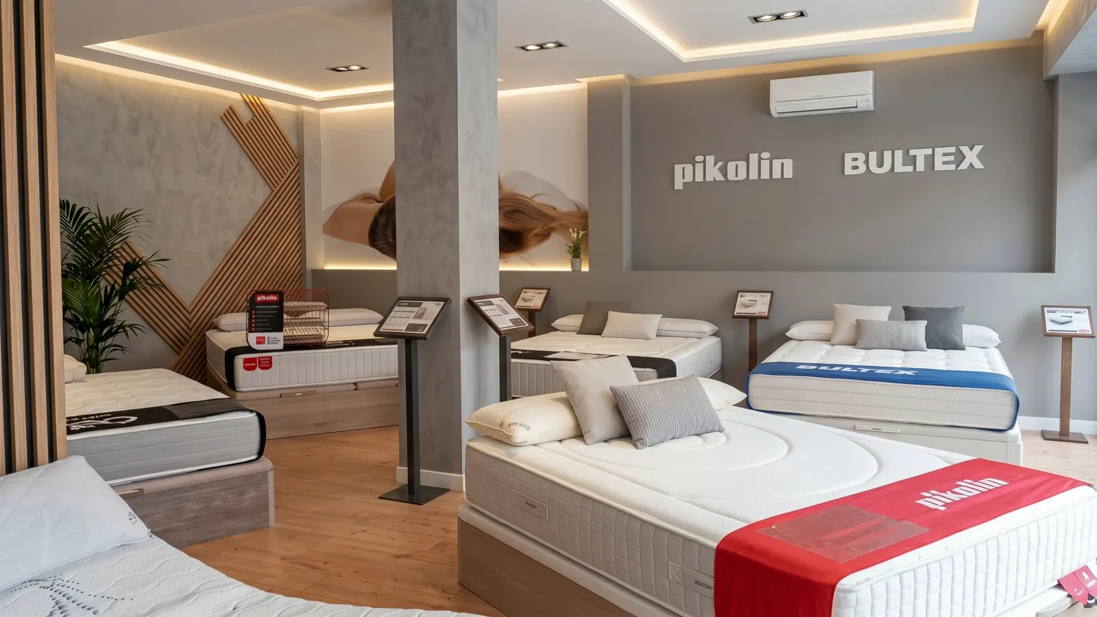 Espacio de la marca Pikolin en la tienda Comunidad Colchonera de Las Rosas con colchones y canapés expuestos