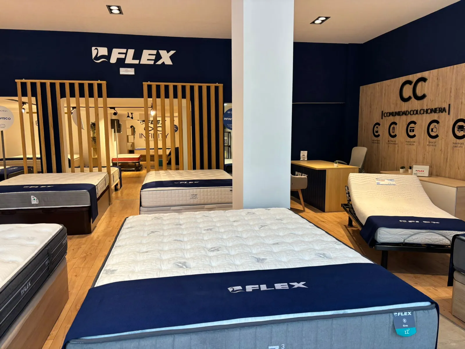 Espacio de la marca Flex en la tienda Comunidad Colchonera de Las Rosas con colchones, canapé abatible y cama articulada