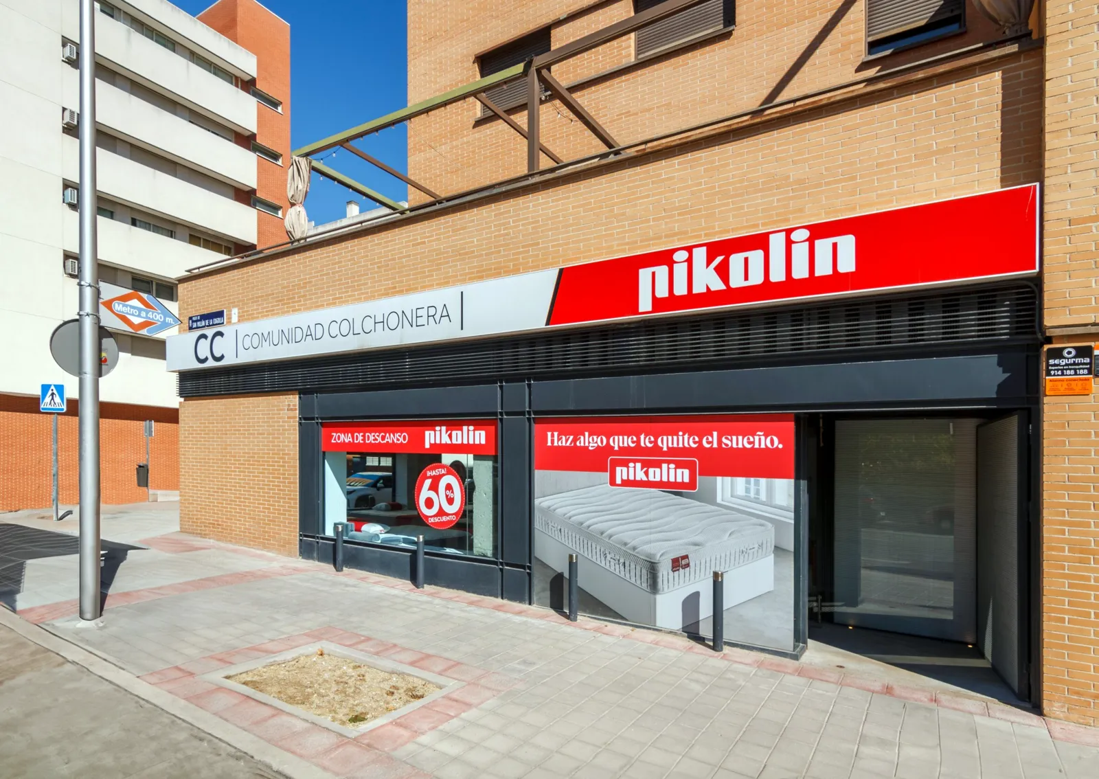 Fachada de la tienda Comunidad Colchonera de Las Tablas, en el Paseo de San Millán de la Cogolla, con el rótulo de Pikolin