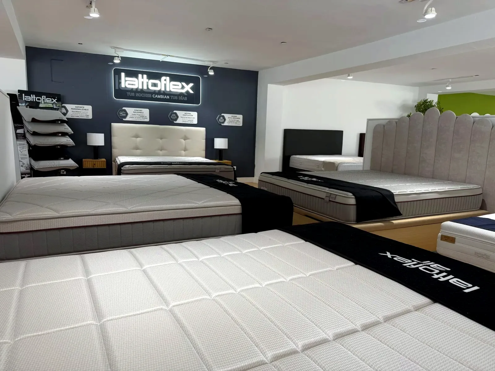 Espacio de la marca Lattoflex con colchones, cabeceros y almohadas en la sede de Comunidad Colchonera en Rivas Vaciamadrid