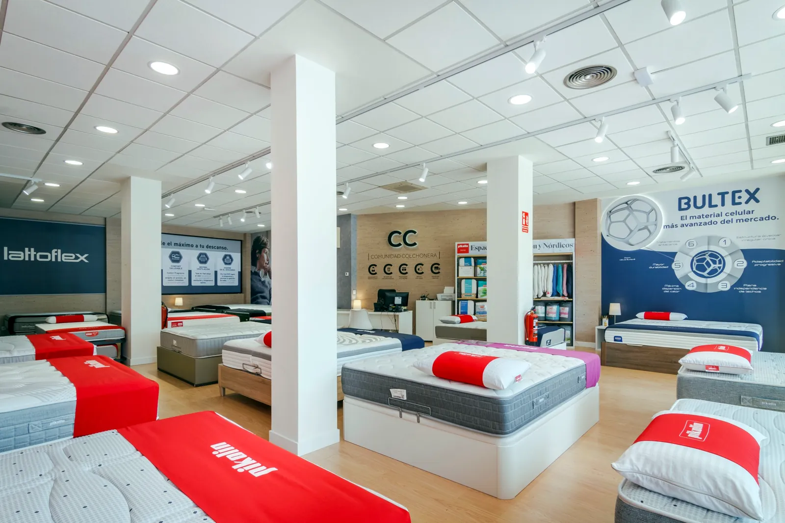 Exposición de colchones y canapés Pikolin, Lattoflex y Bultex en la tienda Comunidad Colchonera de Torrejón de Ardoz, Avenida de la Constitución
