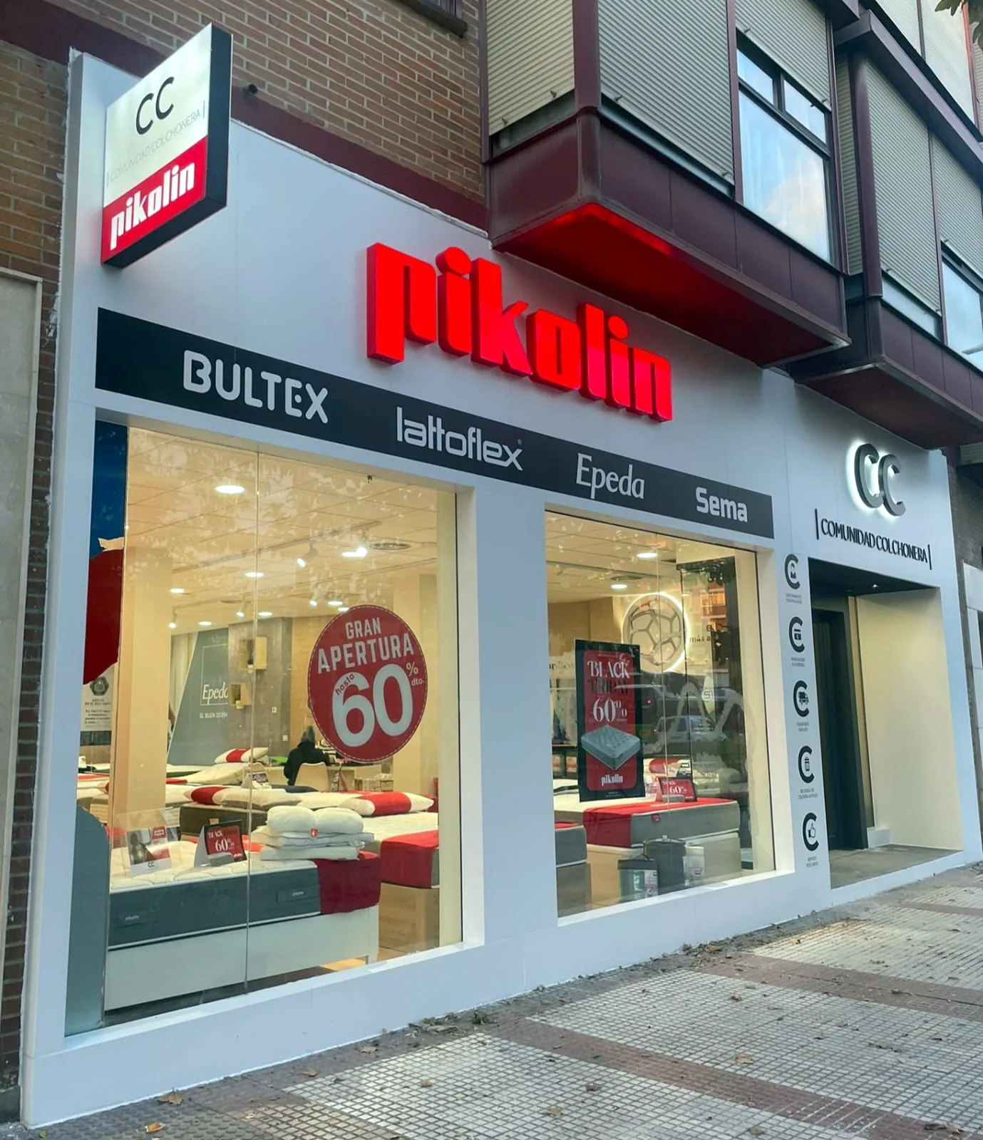 Fachada de la tienda Comunidad Colchonera de Torrejón de Ardoz, en la Avenida de la Constitución, con los rótulos de Pikolin, Bultex, Lattoflex, Epeda y Sema