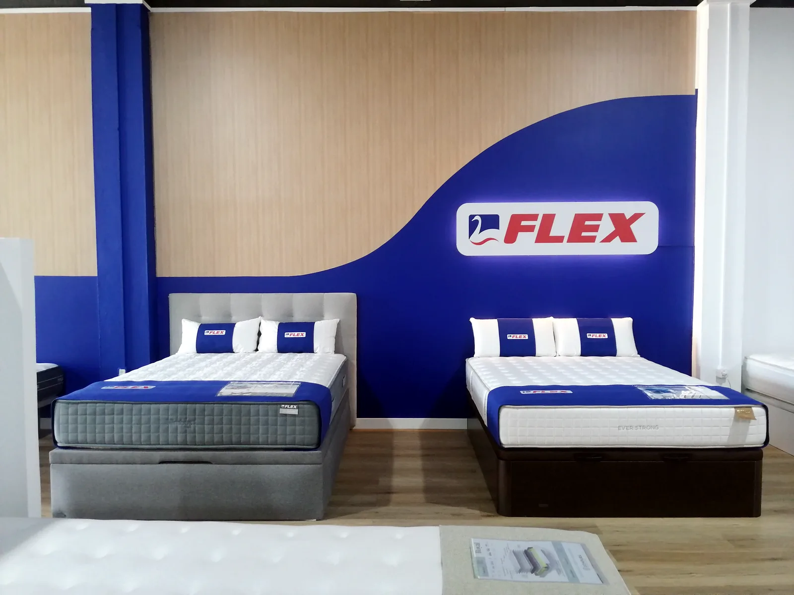 Espacio de la marca Flex con colchones y canapés en la tienda Comunidad Colchonera de Torrejón de Ardoz