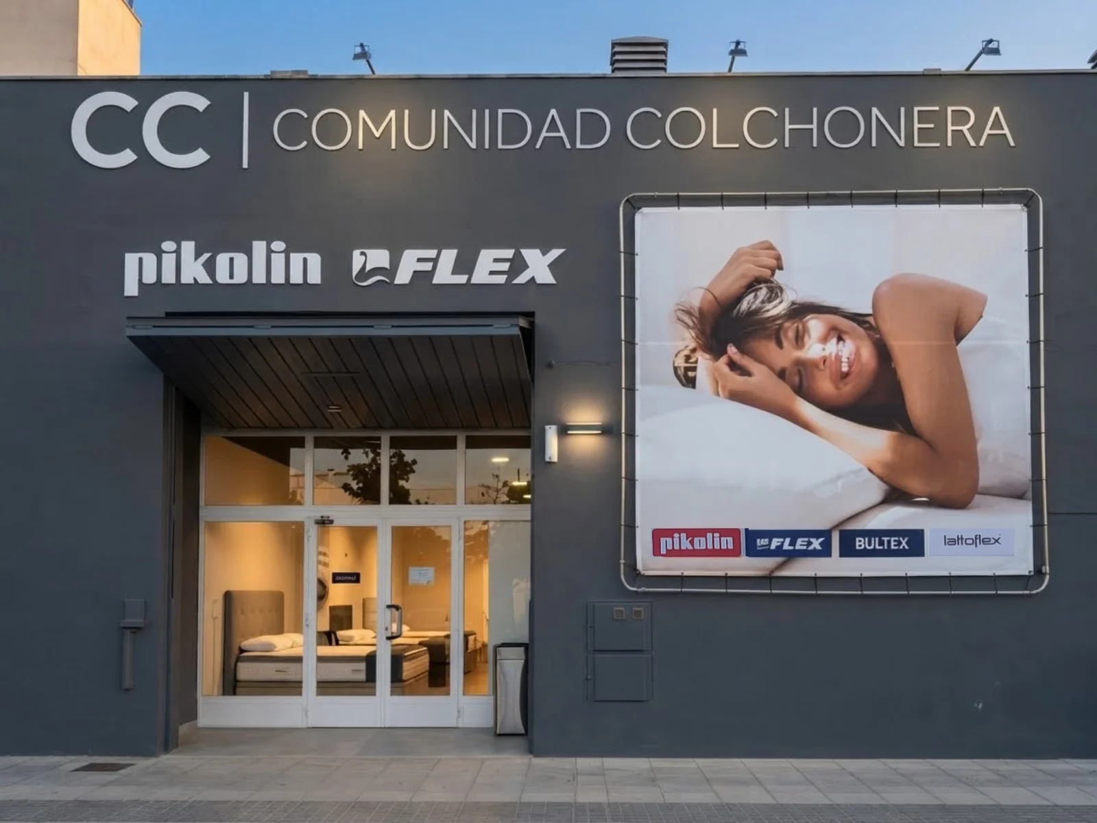 Fachada de la tienda Comunidad Colchonera de Torrejón de Ardoz, en la Carretera de Loeches, con los rótulos de Pikolin y Flex